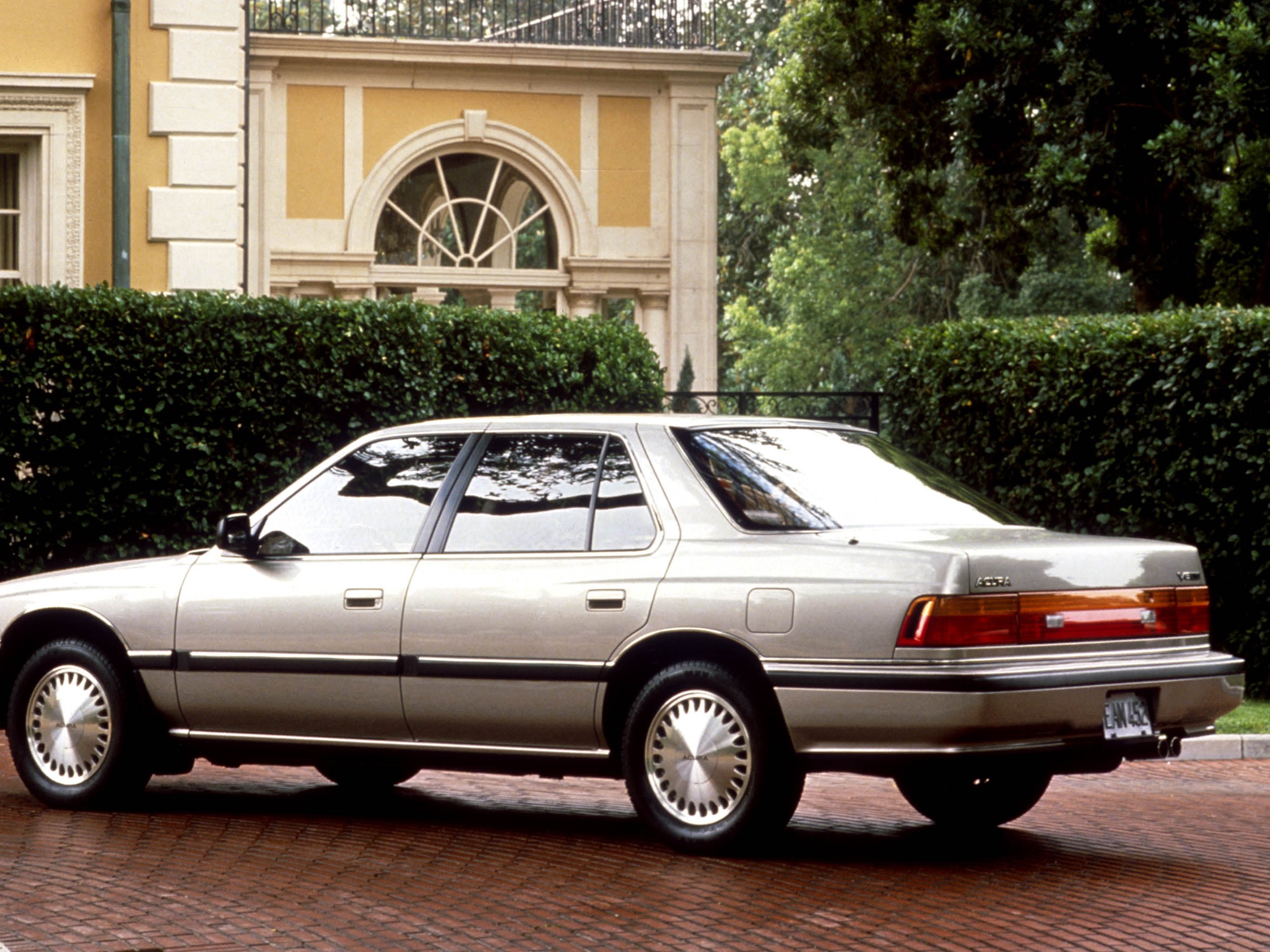 Acura Legend 2.7 V6 (Automatic)